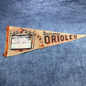 Vintage 1967 Baltimore Orioles MLB Baseball Felt Pennant Team Photo 29 Inch‎